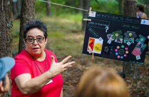 Lluïsa Torrellardona presentando el póster No puedo vivir sin proyectos en el X Simposio de Docentes de ESenRED 2025